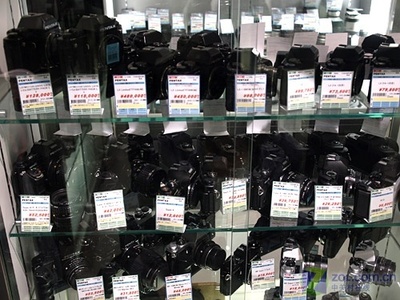 明碼標價折扣誘人 看日本的數碼相機銷售