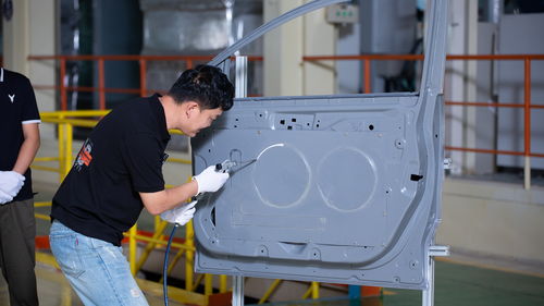 探秘嵐圖世界級4.0數字工廠 田亮李銳首開汽車品牌最大盲盒，揭秘科技與匠心交融